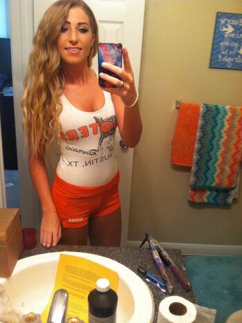 Hooters Girls